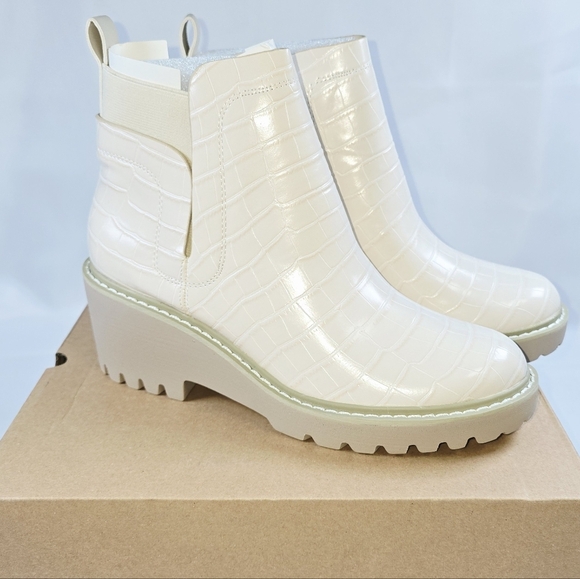 Tish LuciaLug Sole Platofrm Croc Scale Chelsea Boots NEW WITH BOX! SIZE 8